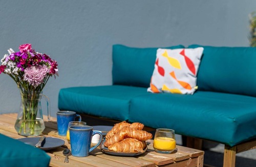 Newquay City Centre House | Beautiful private villa for 20 people with WIFI, hot tub, TV and pets allowed