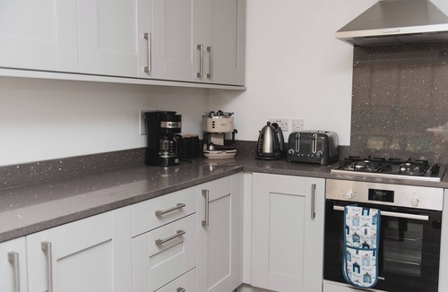 Craster House | Beautiful seaside home, sea 400m, pub and coastal path. Sleeps 8. Pet friendly!