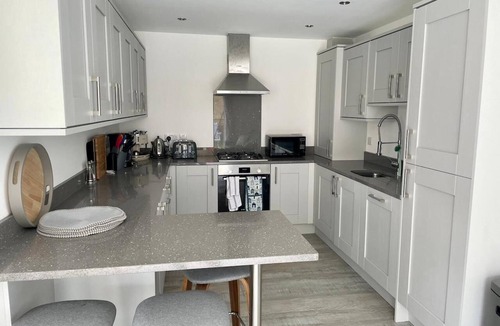 Craster House | Beautiful seaside home, sea 400m, pub and coastal path. Sleeps 8. Pet friendly!
