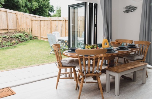Craster House | Beautiful seaside home, sea 400m, pub and coastal path. Sleeps 8. Pet friendly!