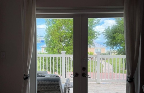 Bailey Town House | Beautiful Tree House at Bimini Bay - steps away from the beach