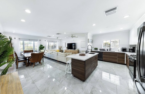 Nassau Villa | Beautiful Tropical Villa with Private Pool/Pool Bar/Grill/Sandy Beach