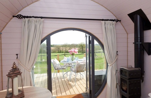 Banbury House | Beautiful villa for 4 guests with hot tub, terrace and pets allowed