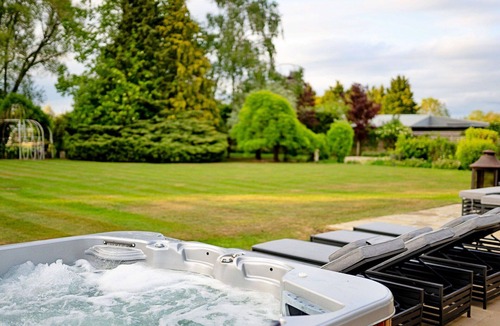 Tring House | Beautiful villa for 16 people with hot tub, WIFI and pets allowed