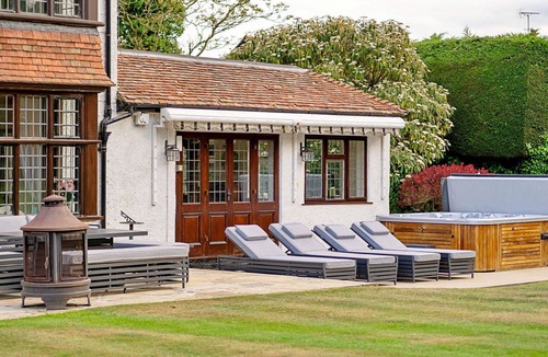 Tring House | Beautiful villa for 16 people with hot tub, WIFI and pets allowed