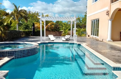 Windsor Park Villa | Beautiful Villa with Beach Access
