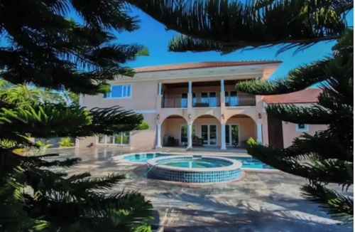 Windsor Park Villa | Beautiful Villa with Beach Access