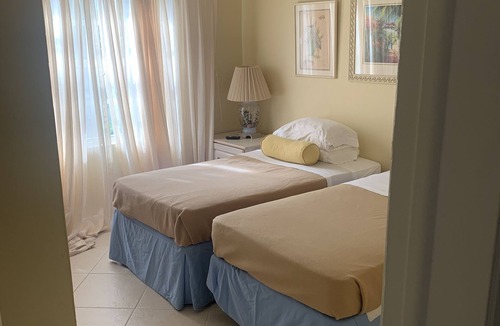 Paradise Island Resort | Beautiful waterfront resort villa in Paradise Island, Bahamas. Sleeps 6.