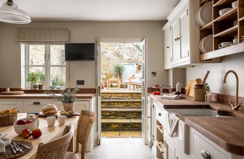 Lower Oddington Cottage | Beautifully presented dog friendly - Loveday Cottage