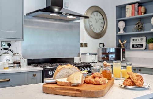 Fossebridge Cottage | Beautifully presented dog friendly holiday home -Lakeside House