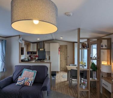 Milford on Sea Resort | BEAUTIFULLY PRESENTED CARAVAN DOG FRIENDLY on AWARD WINNING SHOREFIELD COUNTRY PARK Entertainment passes and linen included