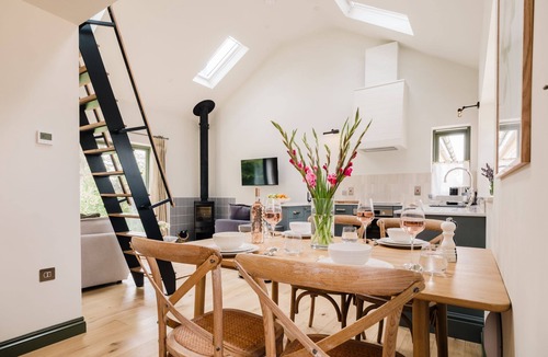 Quedgeley Cottage | Beautifully presented holiday home in the Cotswolds with pretty balcony - The Old Workshop