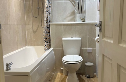 Bedford Apartment | Bedford 2 Bedroom Apartment - Perfect for Small Contractor Stays- Free Parking