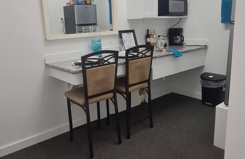 Gambier Apartment | BELL At The Airport Suites - No Smoking & Adults Only - Free Airport Transportation