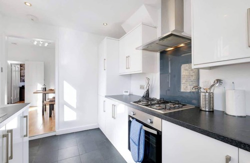 Canbury House | Big Family Home! FREE Parking, Fast WiFi, Garden