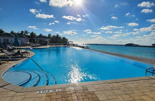Alice Town Condo | bimini bay breezy sage 2/2 condo steps from pool beach clubhouse