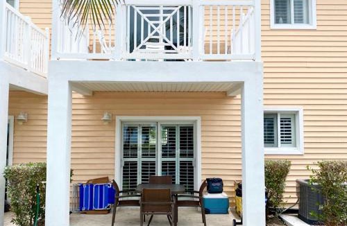 Alice Town House | Bimini Bay Resort & Marina Parrot-dice!