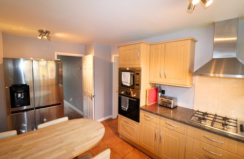 Binfield House | Binfield: Spacious Spectacular Five Bedroom House
