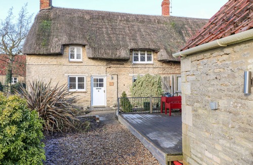 Twywell House | BLACKBIRD COTTAGE, pet friendly, with a garden in Kettering