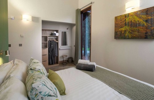 Freefolk Cabin | Blackwood Forest Golden Oak, Winchester