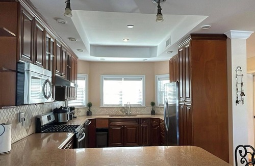 Nassau House | Blessings: 5-bedroom townhome in awesome Nassau with WiFi, AC, fitness equipment