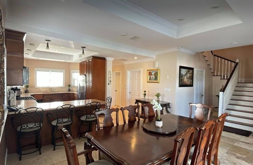 Nassau House | Blessings: 5-bedroom townhome in awesome Nassau with WiFi, AC, fitness equipment