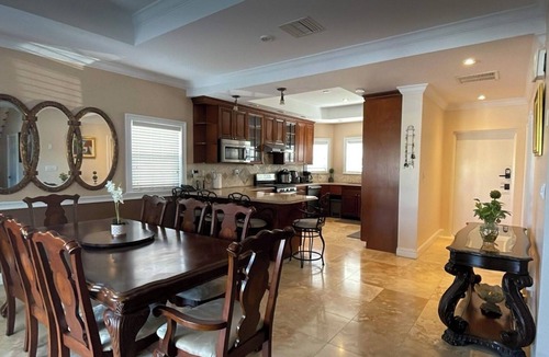 Nassau House | Blessings: 5-bedroom townhome in awesome Nassau with WiFi, AC, fitness equipment