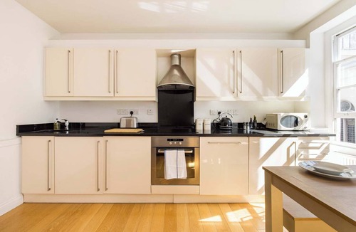 Bloomsbury Apartment | Bloomsbury Gem: City Views & Modern Comfort