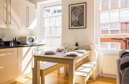 Bloomsbury Apartment | Bloomsbury Gem: City Views & Modern Comfort