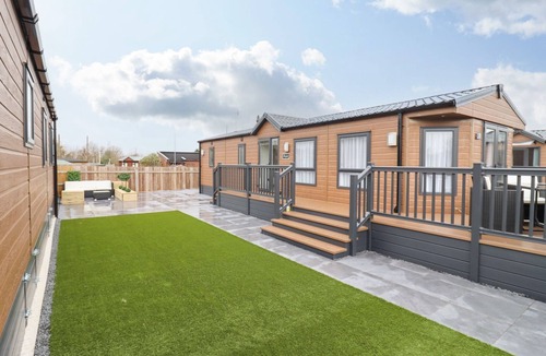 Evesham Cottage | BLOSSOM VALE LODGE, pet friendly, with a garden in Evesham