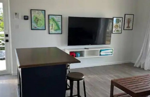 George Town Cottage | Blue Hole Lodge - Bonefish Heaven with Blue Hole in Backyard
