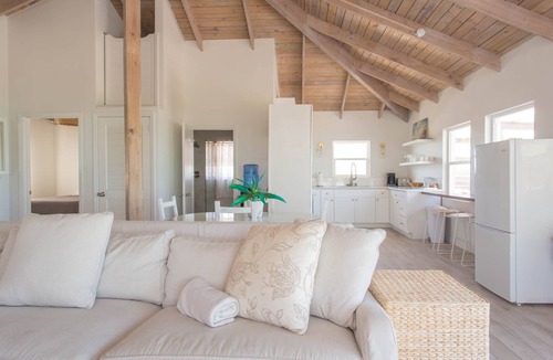 William's Town House | Blue Point Cottage, cozy home for families & couples - oceanfront w/hot tub!