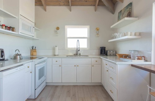William's Town House | Blue Point Cottage, cozy home for families & couples - oceanfront w/hot tub!