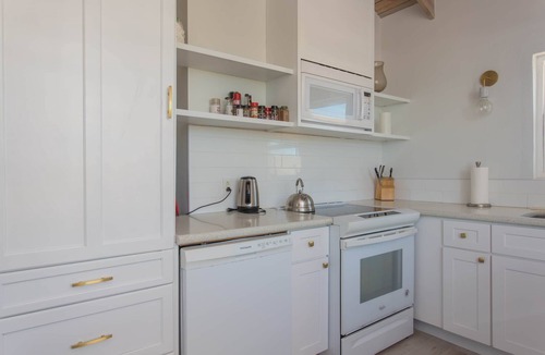 William's Town House | Blue Point Cottage, cozy home for families & couples - oceanfront w/hot tub!