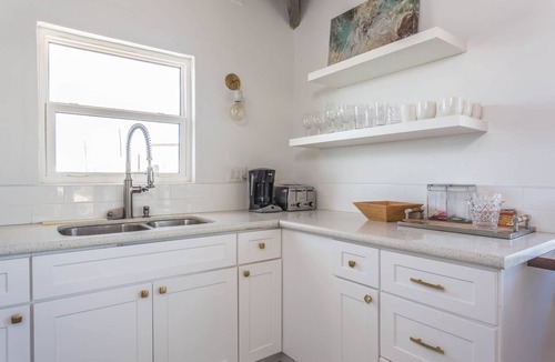 William's Town House | Blue Point Cottage, cozy home for families & couples - oceanfront w/hot tub!