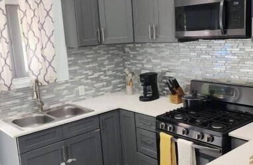 Nassau House | Blue Turtle 6-bedroom house in welcoming Nassau with WiFi, AC