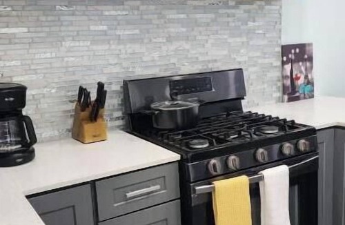 Nassau House | Blue Turtle 6-bedroom house in welcoming Nassau with WiFi, AC