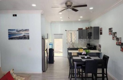 Nassau House | Blue Turtle 6-bedroom house in welcoming Nassau with WiFi, AC