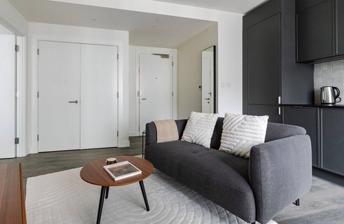 Stratford and New Town Apartment | Blueground | Stratford, pool, nr Queen Elizabeth Park