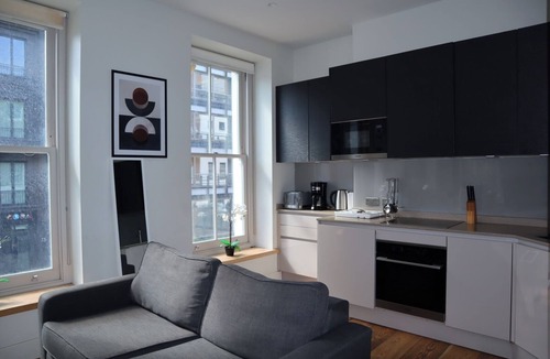 Fitzrovia Apartment | BnBNook - Stylish 3BR by West End and Covent Garden