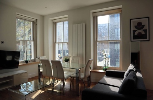 Fitzrovia Apartment | BnBNook - Stylish 3BR by West End and Covent Garden
