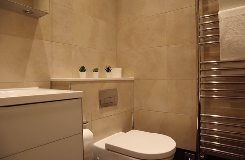 Fitzrovia Apartment | BnBNook - Stylish 3BR by West End and Covent Garden