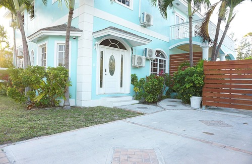 Coral Harbour Apartment | Boho- Baha Retreat Pool 7 min Beach & Airport