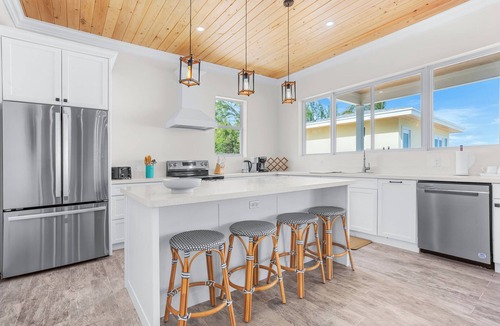 Rolleville Villa | Boundless, beachfront, walk to Cocoplum sandbars & restaurants via the beach!