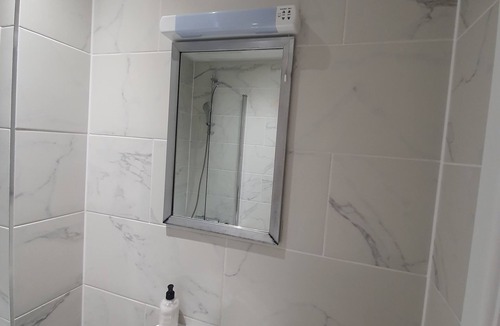 Canbury Apartment | Boutique Vertigo Apartment Central Kingston/london