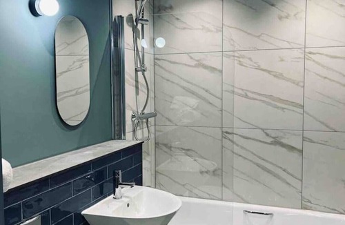 Galashiels Apartment | Boutique Studio, King Bed, En-suite & Kitchenette