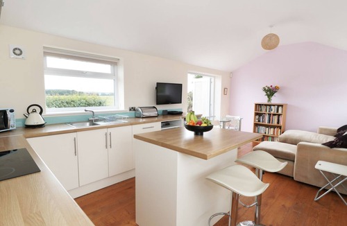 Mansfield Cottage | BOWLER YARD COTTAGE, pet friendly, with a garden in Warsop