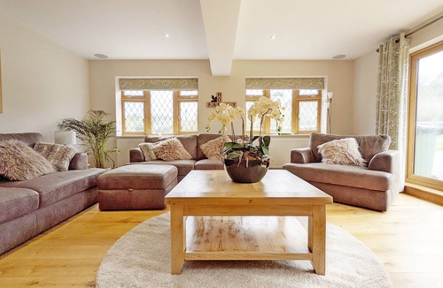 Angmering Cottage | Brackenside , Angmering - a country house that sleeps 12 guests in 6 bedrooms