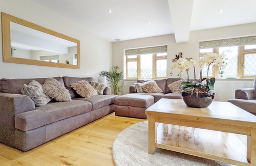 Angmering Cottage | Brackenside , Angmering - a country house that sleeps 12 guests in 6 bedrooms