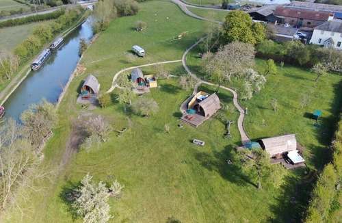 Leighton Buzzard House | Braeburn - Delightful en-suite wigwam on canal
